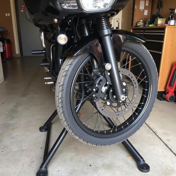 Béquille sous té de fourche pour lever la roue avant d'une moto