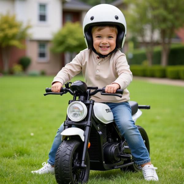 Enfant conduisant une moto électrique dans le jardin