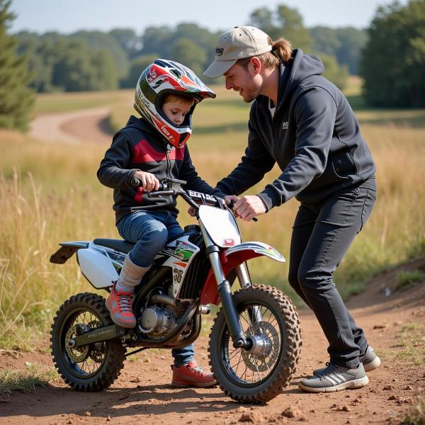 Enfant essayant une moto 50cc pour trouver la bonne taille