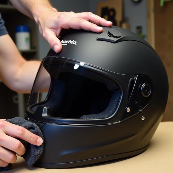 Entretien d'un casque moto noir mat