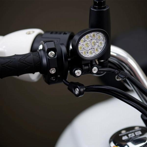 Installation de feux additionnels LED sur le guidon d'une moto