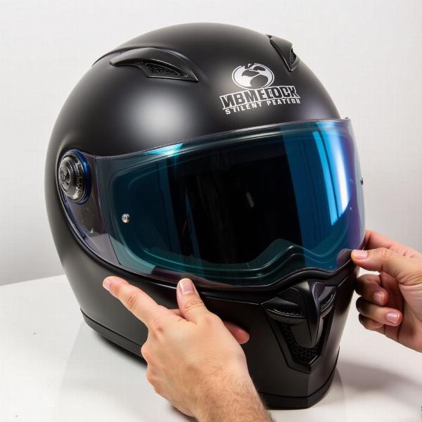 Installation d'un film Pinlock sur la visière d'un casque moto pour empêcher la formation de buée.