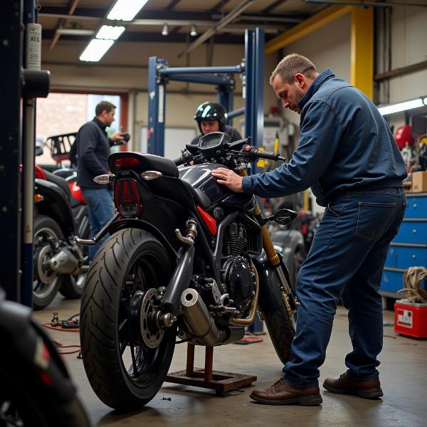 Mécanicien travaillant sur une moto dans un atelier à Saumur