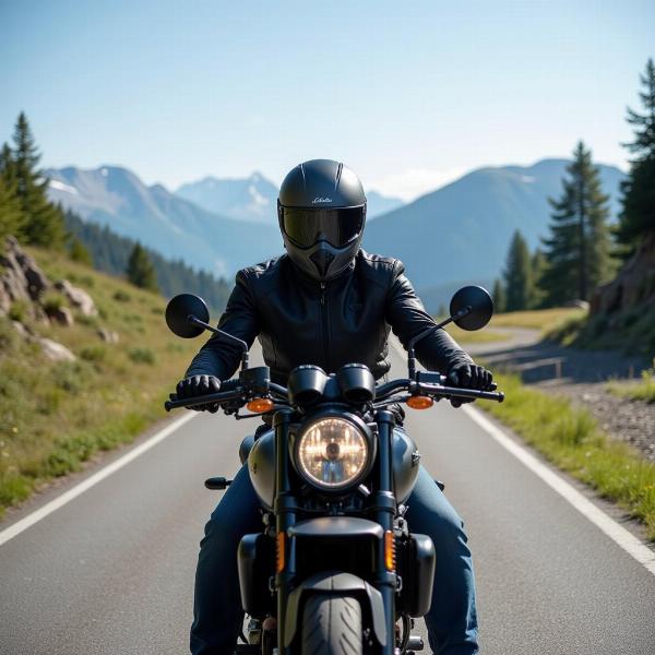 Motard équipé sur route de montagne