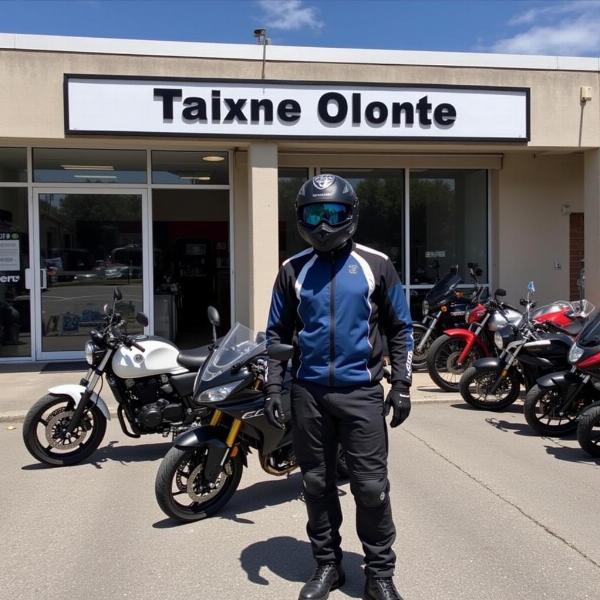 Motard équipé devant un magasin aux Sables d'Olonne