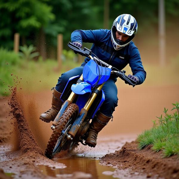 Moto cross bleue sur terrain boueux