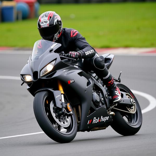 Pilote sur une moto sportive sur le circuit de Croix-en-Ternois