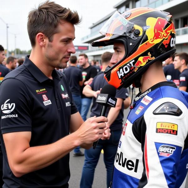 Présentateurs Moto GP interviewant un pilote