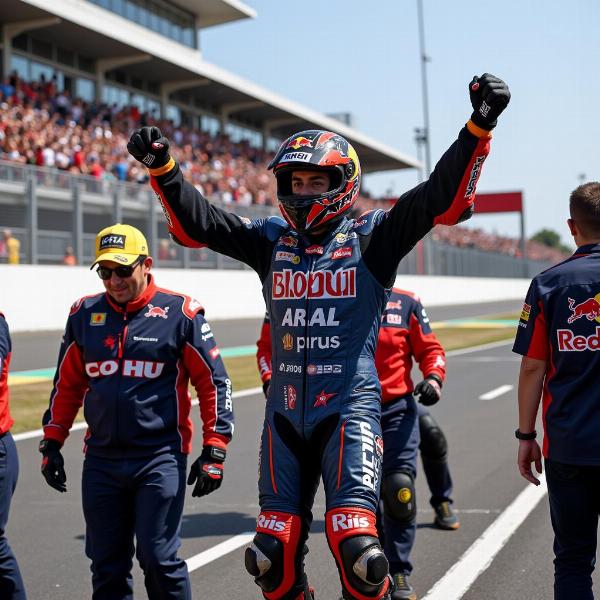 Célébration d'un pilote MotoGP après avoir obtenu la pole position lors des qualifications.