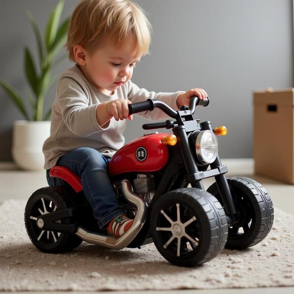 Enfant jouant avec une moto jouet