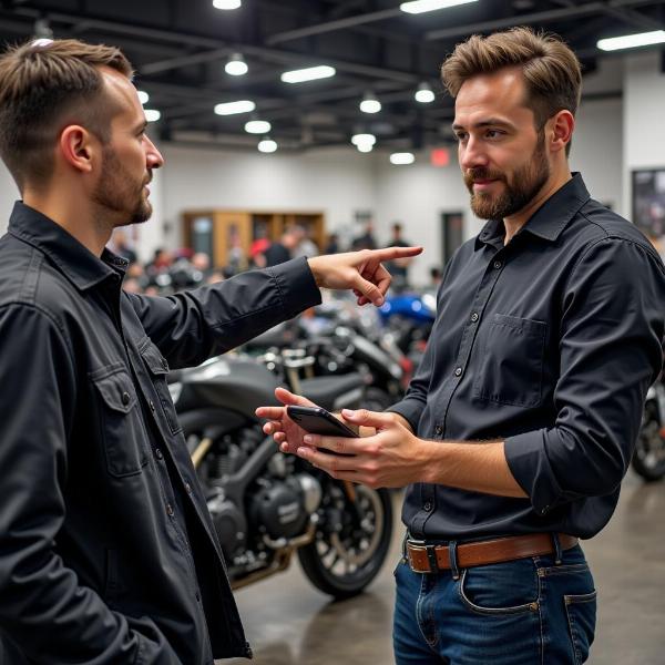 Vendeur conseillant un client dans un magasin de moto