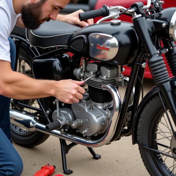 Inspection d'une moto lors d'une brocante