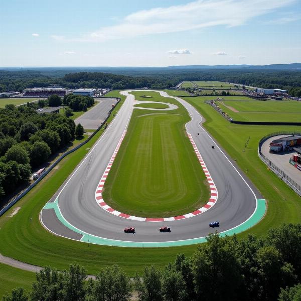 Vue aérienne du circuit de Magny-Cours avec des motos en pleine course.