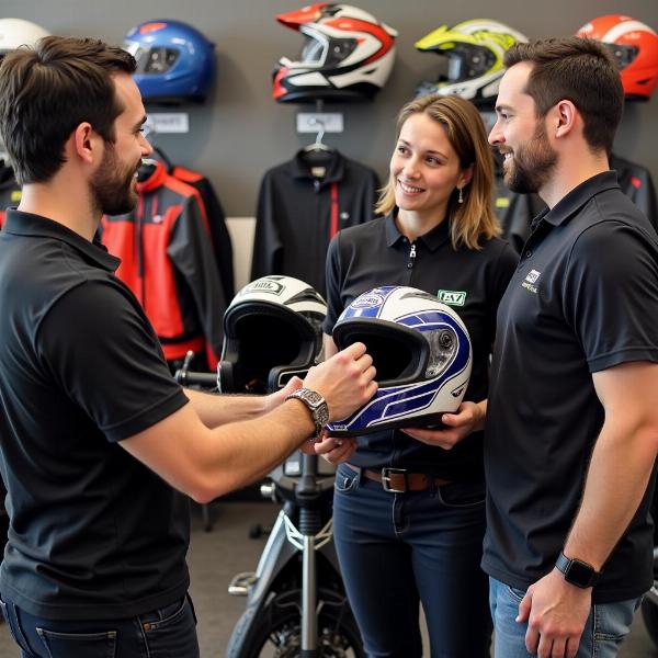 L'équipe Dafy Moto d'Aubagne conseillant un client