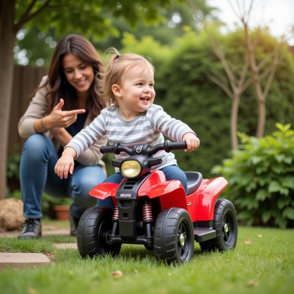 Enfant jouant avec une moto jouet dans le jardin