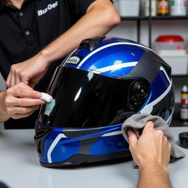 Nettoyage et entretien d'un casque moto bleu et noir