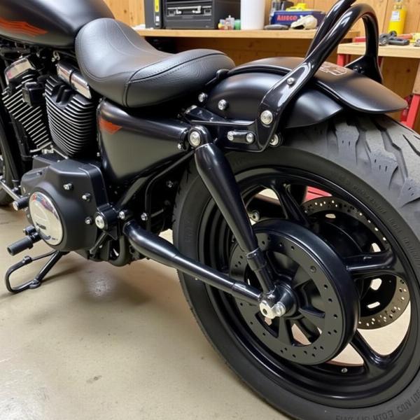 Fixation sacoche moto custom avec support