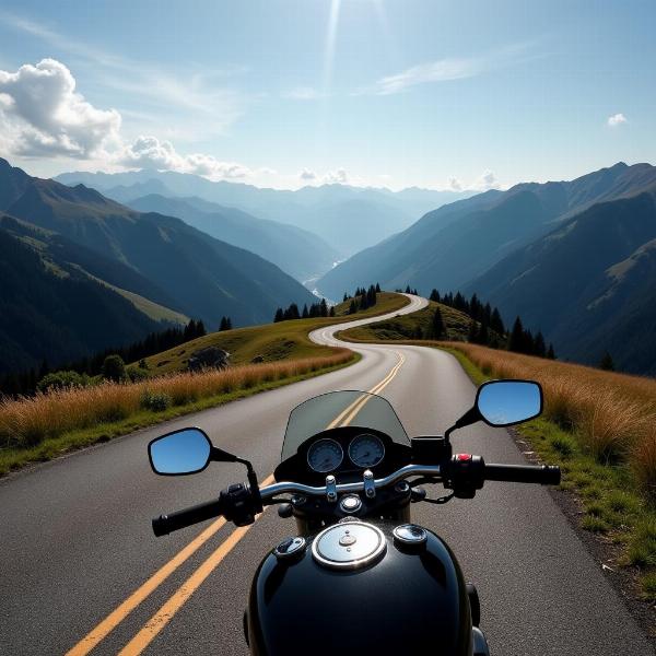 Image panoramique d'une moto roulant sur une route de montagne sinueuse, avec un paysage de montagnes et de vallées en arrière-plan.