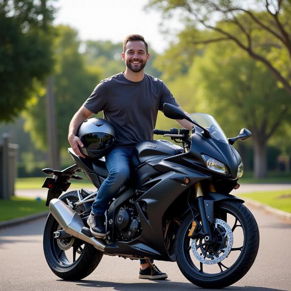 Homme heureux avec sa nouvelle moto