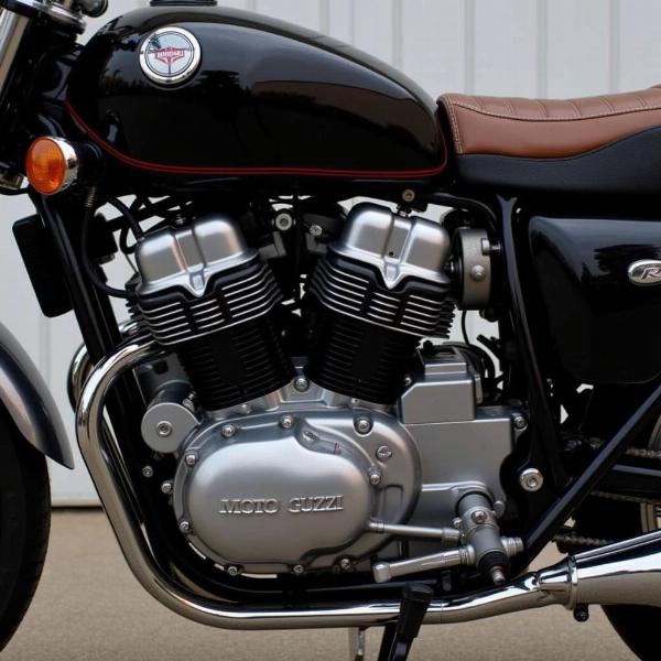 Moteur V-Twin Moto Guzzi Le Mans : Gros plan sur le puissant moteur V-Twin, caractéristique de la marque Moto Guzzi.