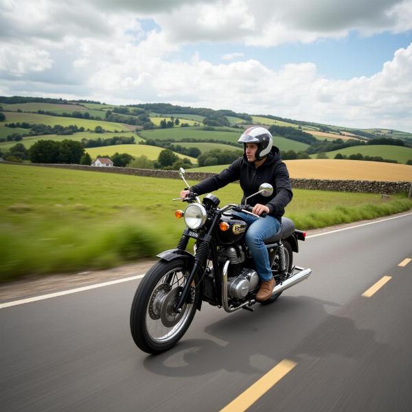 Une moto anglaise traversant une route de campagne pittoresque, illustrant le sentiment de liberté et d'aventure associé à ces machines.