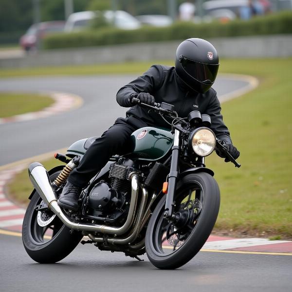 Moto Guzzi V7 Café Racer sur circuit