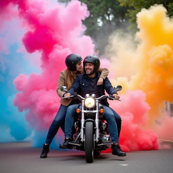 Couple en moto avec fumigènes colorés