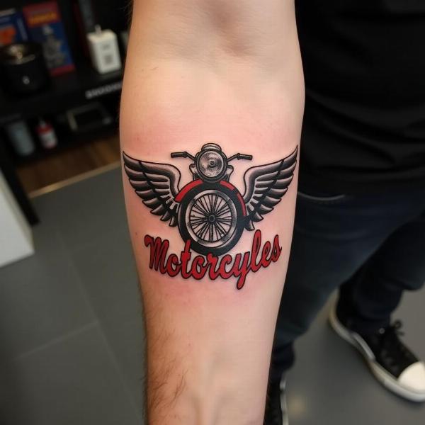 Tatouage Moto Avant-Bras Homme : Logo Moto Vintage