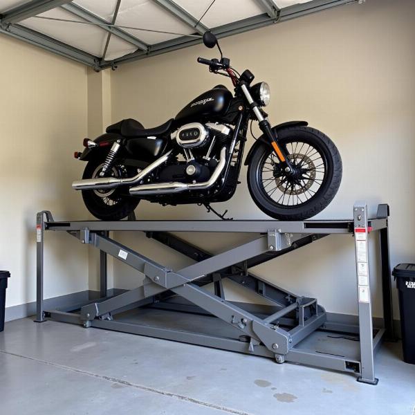 Une moto surélevée sur un auto moto lift dans un garage, libérant de l'espace au sol pour le rangement.