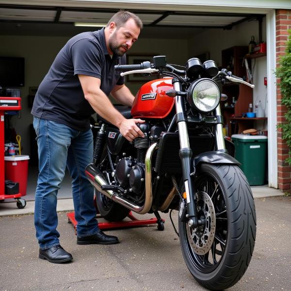 Mécanicien travaillant sur une moto à domicile