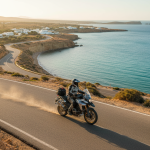 Motard sur une moto de location sur une route tunisienne