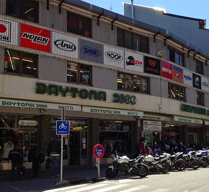 Entrée du magasin Daytona2000 au Pas de la Casa, boutique historique d’équipement moto en Andorre.