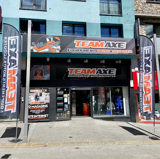 Façade du magasin TeamAxe au Pas de la Casa en Andorre spécialisée dans l’équipement moto.