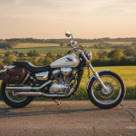 Honda Shadow 125 custom sur route départementale à 100 km/h sous lumière naturelle