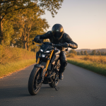 Yamaha MT-125 noire sur route dégagée, pilote en position couchée pour la vitesse