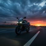 Moto 125 cc sur autoroute en conditions réelles d'un trajet à haute vitesse, perspective dynamique.