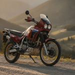 Moto trail classique des années 1980 photographiée de trois-quarts sur une route pittoresque.