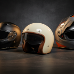 Trois casques de scooter alignés montrant les différents types de protection et styles disponibles.