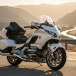 Honda Gold Wing GL1800 de luxe photographiée en paysage routier montagneux avec éclairage naturel.