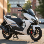 Scooter 125cc moderne garé en milieu urbain sous la lumière naturelle.